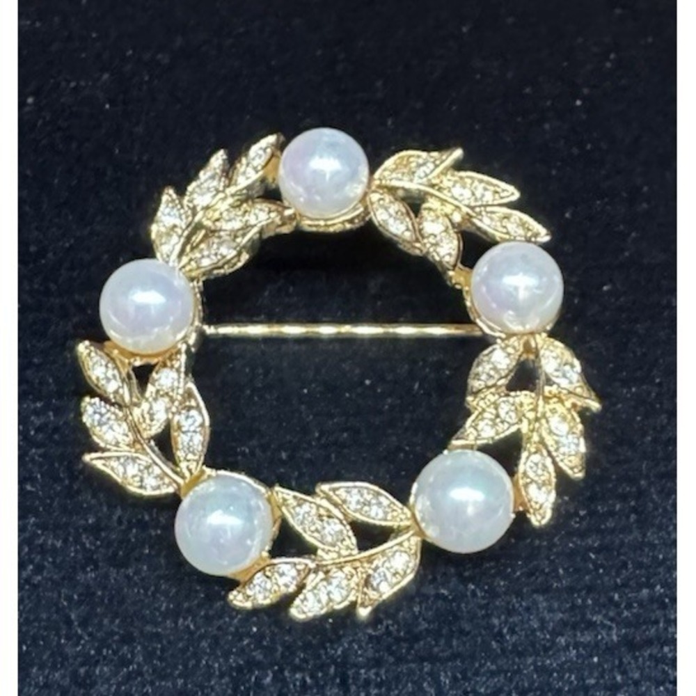 Vintage Faux Pearl Wreath Brooch Gold Tone Leaf Circle Rhinestone Pin